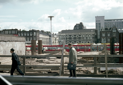 801469 Afbeelding van de werkzaamheden ten behoeve van de bouw van de Jaarbeurstraverse over het Centraal Station ...